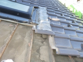 瓦屋根のトップライトの雨漏り（修理、葺き替え工事）